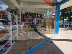Puerto General San Martín: destrozaron los vidrios de una concesionaria de motos