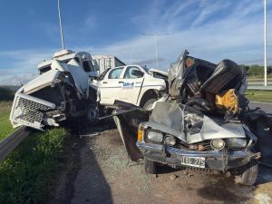 Choque múltiple en la autopista a Santa Fe: rescataron a un hombre atrapado en un auto