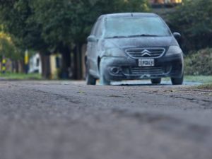 Ataque incendiario: prendieron fuego un auto y quedaron registrados por las cámaras