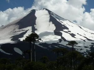 Buscan a un andinista argentino desaparecido en un volcán de Chile