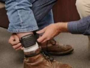 Tenía tobillera, huyó, se tiró al río y terminó detenido