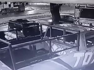 Una conductora de una app de viajes impactó contra un carrito de comidas en zona sur