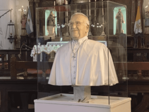 Santa Fe inauguró el primer busto en homenaje al papa Francisco