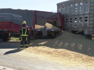 Fuerte siniestro vial entre dos camiones y una camioneta en la Ruta Nacional 34