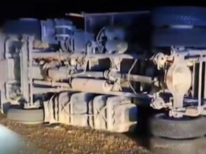 Un camión volcó en la autopista a Córdoba: tránsito reducido a la altura de Armstrong