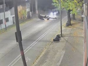 Impactante choque y vuelco en zona oeste