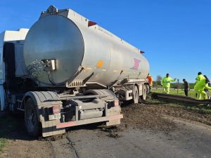 Despiste de un camión en Ruta 10 y corte total del tránsito