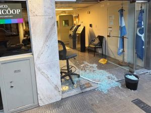 Rompió la vidriera de un banco y escapó con un celular