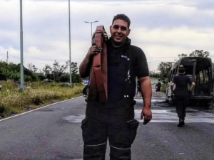 Un bombero murió y tres más resultaron gravemente heridos al ser atropellados mientras combatían un incendio