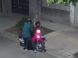 Terror en Empalme Graneros: motochorros dispararon y forcejearon para robar una moto