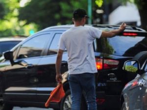 ¿Control o conflicto? El eterno dilema de los "trapitos" en las calles de Rosario