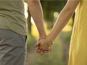 “No me gusta mostrar cariño en público”: qué hay detrás de esa incomodidad