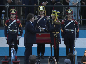 Javier Milei entregó del sable corvo de San Martín a los Granaderos a Caballo