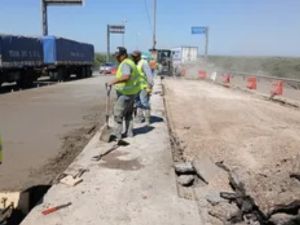 Puente Rosario-Victoria: avanzan bacheo y reconstrucción de rotonda tras un mes de gestión de la nueva concesionaria