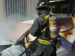 Auto incendiado durante la madrugada