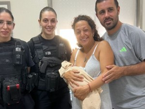 Policías asistieron el parto de un bebé en un auto en pleno macrocentro