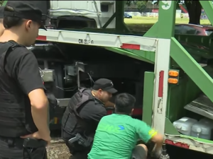 Choque entre un camión y una moto en 27 de Febrero y Buenos Aires: dos heridos leves