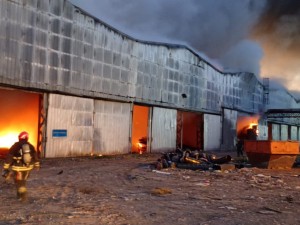 Incendio en la planta de reciclaje: diez dotaciones de bomberos trabajan para contener el fuego