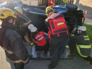 Violento choque entre dos autos: uno volcó y el conductor quedó atrapado en su interior