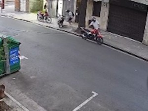 Dos hombres llegaron en moto y se robaron otra estacionada en segundos