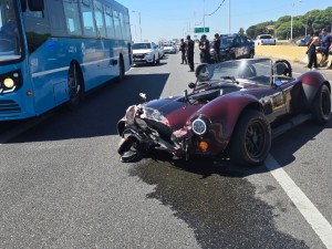 Siniestro vial en Circunvalación y Uriburu: un auto perdió el control y chocó contra el guardarrail
