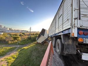 Un camión quedó colgado de un puente en la autopista Rosario-Santa Fe