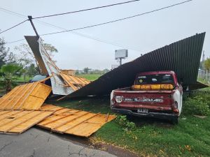 Voló un techo y aplastó a dos vehículos