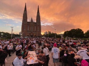 Plazas colmadas y mesas largas: la Navidad solidaria que impulsaron militantes de Grabois