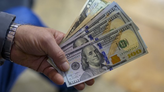 El dólar sube en el inicio de 2026 con el estreno de las nuevas bandas cambiarias