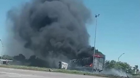 Tragedia vial en Santa Fe: dos personas murieron tras un choque de dos camiones y posterior incendio