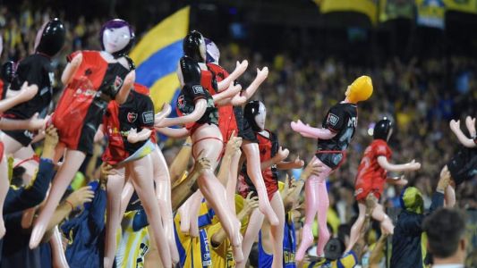 Rosario Central: fuerte repudio y posibles sanciones tras la exhibición de muñecas inflables en el Gigante