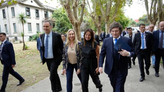 Ultraactividad y exposición: los pasos del Gobierno para sostener a Manuel Adorni