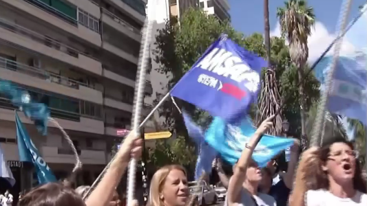 Protesta de docentes en Rosario: rechazo al 12% de aumento y reclamo por el estado de las escuelas