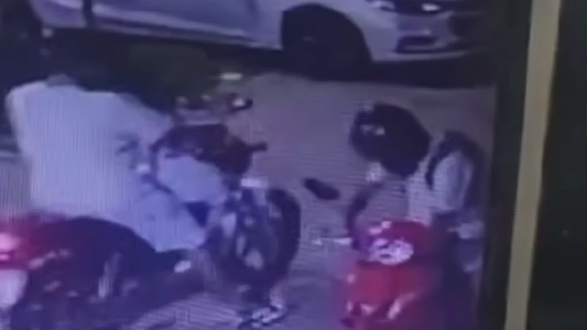 Robo de una moto en la puerta de un supermercado en Fray Luis Beltrán