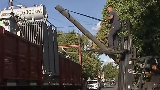 Un camión chocó contra una columna en la zona sudoeste de Rosario y dejó a vecinos sin luz