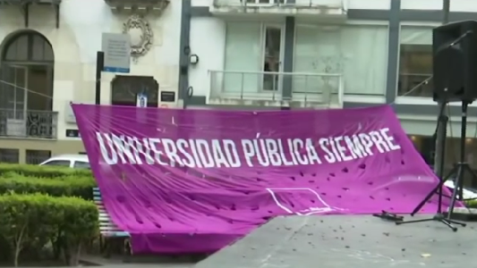 La UNR salió a la calle: jornada de protesta en la Plaza Pringles