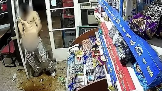 Violento ataque en un kiosco: un hombre aparentemente bajo estupefacientes golpeó a empleados, destrozó mercadería, hizo gestos obscenos y fue asistido por ambulancia