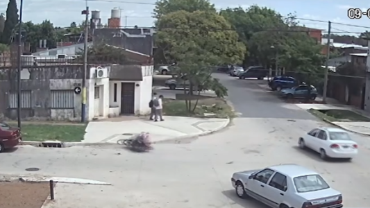 Violento choque entre un auto y una moto en zona oeste