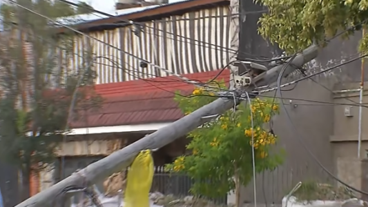 Peligro en zona oeste por una columna que quedó inclinada tras la tormenta