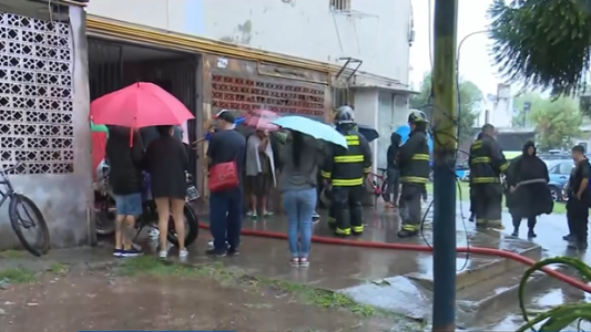 Incendio en un edificio de zona sur: evacuaron a 12 personas en plena tormenta