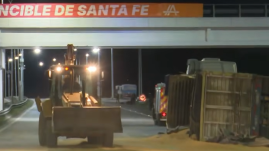 Volcó un camión en la autopista Rosario–Santa Fe