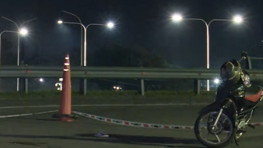 Choque entre dos motos en el inicio de la autopista Rosario–Santa Fe, cerca del vuelco del camión