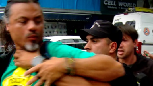 Grave agresión de un policía a un camarógrafo en un operativo