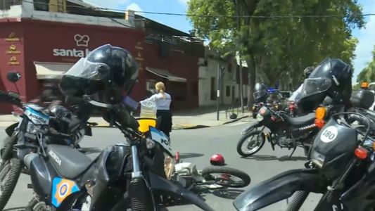 Choque en Avenida Pellegrini y San Nicolás: una camioneta embistió a dos motos