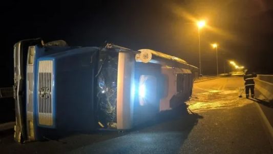 Volcó un camión en el puente Rosario–Victoria: tránsito cortado