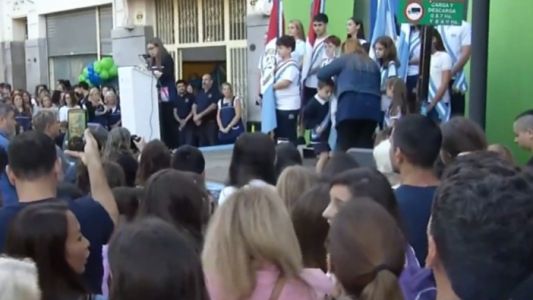 Tránsito cortado por festejo escolar: calzada reducida en Avenida Francia