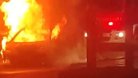 Auto estacionado en llamas: sospechan de un acto vandálico
