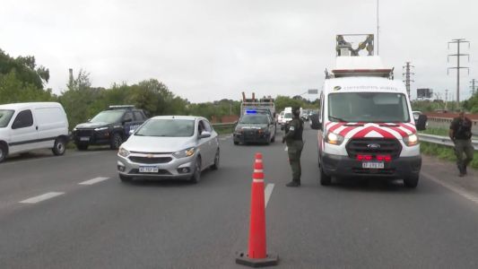 Choque entre una camioneta y un patrullero en Circunvalación: un herido y tránsito reducido