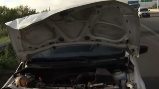 Acceso Sur y Uriburu: chocaron dos autos por una montaña de semillas