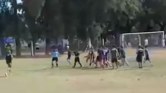Violencia en el fútbol juvenil: golpearon al árbitro y lo atacaron incluso cuando estaba en el suelo